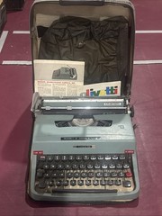 Vintage Olivetti Underwood Lettera 32 Typewriter- Italy w/ Case