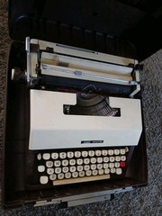 70’s Montgomery Ward Escort 77 Briefcase Vintage Typewriter Works! Retro