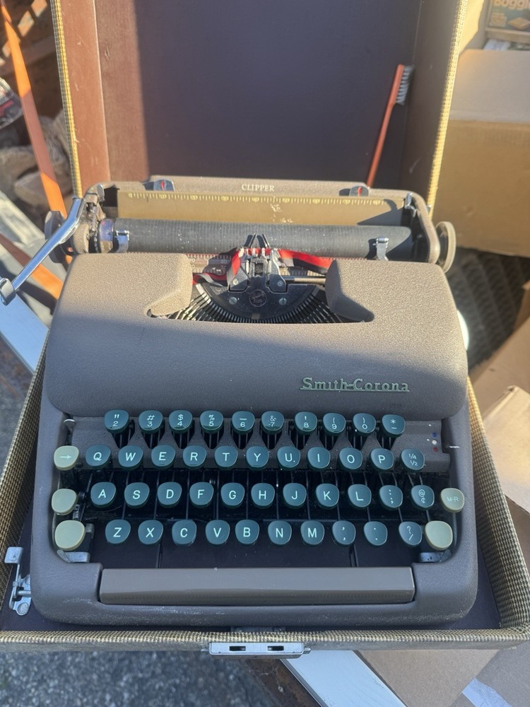 Smith-Corona Clipper Manual Portable Typewriter with Carrying Case