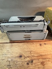 Vintage 1953 Royal Quiet De Luxe Portable Typewriter Working in Case #2