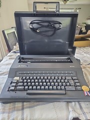 Smith Corona SE100 Electric Typewriter With Case And Powercord