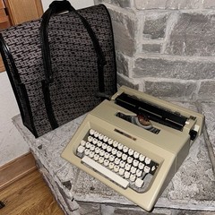 Near Mint Olivetti Lettera 25 Vintage Manual Typewriter + Travel Case