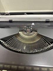 Sears Manual 1 Ultra-portable Typewriter w/ Hard Case – Model 161. 52602
