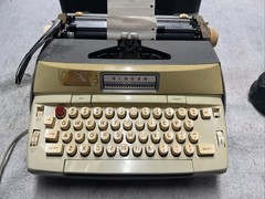 Singer T-82 Electronic Typewriter in Case Vintage 1960s , **Read