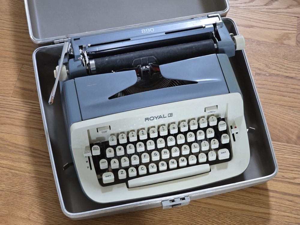 Royal 890 typewriter 1960s carrying case Vintage Type Writer | Needs New Ribbon