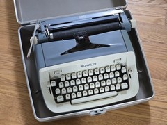 Royal 890 typewriter 1960s carrying case Vintage Type Writer | Needs New Ribbon