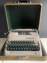 Vintage Smith Corona Clipper Portable Manual Typewriter Green Keys w/ Case USA