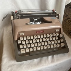 Vtg Royal Futura 800 Portable Typewriter w/Case Two-Tone Salmon Pink & Gray 1964