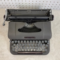 1950’s Underwood Finger Flite Champion Typewriter, Excellent Condition w/Case!