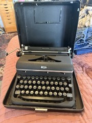 Vintage 1940’s Portable Royal Quiet De Luxe Typewriter Leather Hardshell Case
