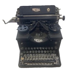 Royal Typewriter Vintage – Great Condition – Clean