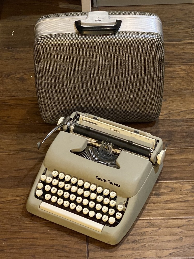 1959 Smith Corona Sterling #5A871569 w/Original Tweedy Holiday Case TESTED WORKS