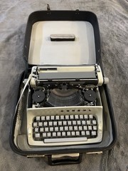 Consul 221 Manual Portable Metal Vintage Typewriter w/ Carry Case READ