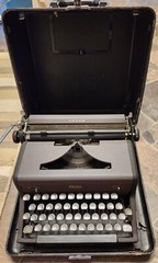 Vintage 1930’s Royal Model O Portable Typewriter Black 