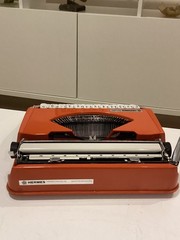 HERMES BABY TYPEWRITER. POP ART. CURSIVE TYPEFACE. SPANISH LAYOUT. ORANGE