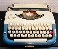 Princess 300 Portable Typewriter – Fully Functional Original Case – Collectible