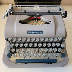 Vintage 1950s Underwood Champion Finger Flite Manual Typewriter W Case – NICE