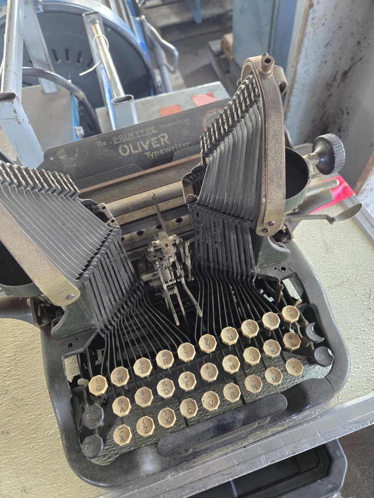 Antique 1918 Oliver No. 9 Olive Green “ Batwing “ Typewriter – READ