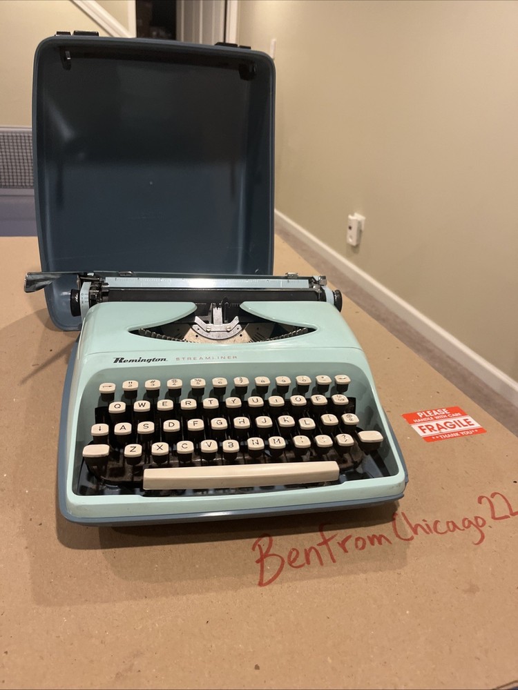 c1970s Blue Teal Remington Streamliner Portable Typewriter / Untested / Damaged