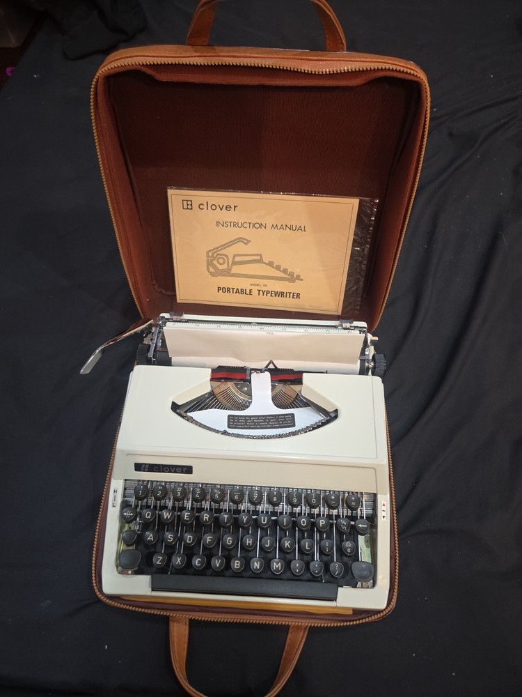 Ultra Rare Vtg 70s CLOVER Portable Typewriter Model 302 Complete Mint Condition