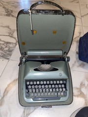 1957 TORPEDO MODEL 20 PORTABLE VINTAGE TYPEWRITER WITH CASE made In Germany
