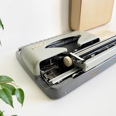 Working Consul 232 Typewriter | 1960s | UPS Express