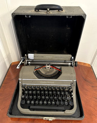 Vintage 1940’s UNDERWOOD Champion Drab Gray/Green Deco Working Typewriter w/Case
