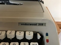 Vintage Underwood 319 Beige Green Portable Typewriter w/ Travel Case + Handles
