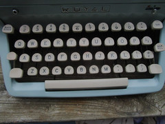 1955 ROYAL QUIET DE LUXE TYPEWRITER IN ANKONY BLUE WITH CASE