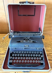 Vtg 1940’s-50’s ROYAL Quiet De Luxe Portable Manual Typewriter & Case EXCELLENT!