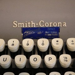 1958 Smith Corona Silent-Super Portable Typewriter Vintage Mid Century w Case