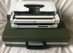Signature 440t Portable Typewriter – Vintage, In Great Condition with Handbook