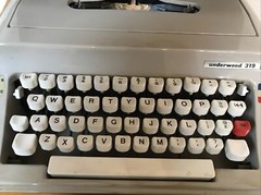 Vintage Underwood 319 Beige Green Portable Typewriter w/ Travel Case + Handles