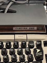 Smith-Corona Electra 220 Electric Typewriter with case Tested & Works