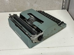 Olivetti Lettera 32 Manual Typewriter [Very good]