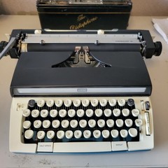 Sears (Smith Corona) Forecast 12 Manual Portable Typewriter w/Case – Working!