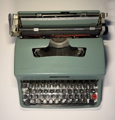 Vintage Olivetti Lettera 32 Portable Typewriter With Case & Cover Made In Spain