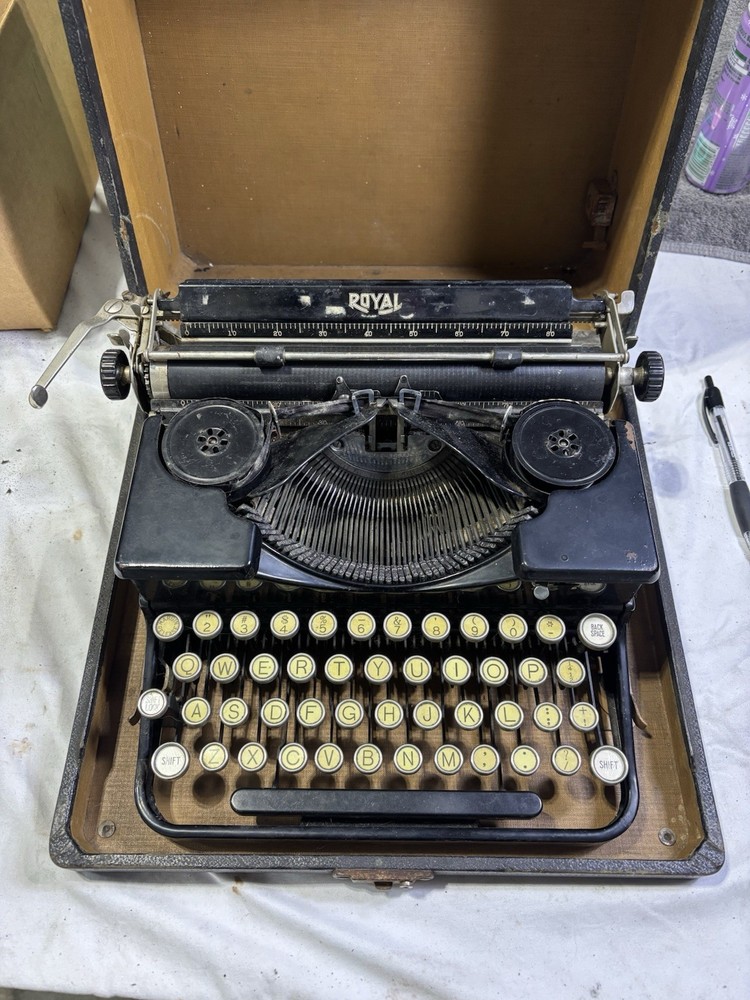 1920s-30s Royal Model O Glossy Black Portable Manual Typewriter in Case