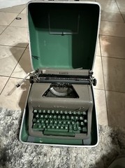 Vintage 1953 Royal Quiet De Luxe Deluxe Portable Typewriter Green Gray Hard Case