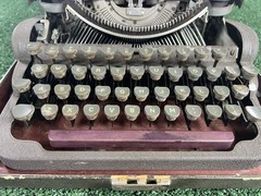 1950’s Underwood Finger Flite Champion Typewriter, Excellent Condition w/Case!