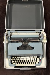 Signature 510 Portable Typewriter Montgomery Wards 1956-1958 With Case And Keys