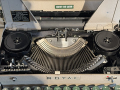 1956 Royal Quiet De Luxe Manual Typewriter w/Case Portable Serial #RA3219764