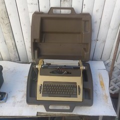 Royal Medallion Il Electronic Typewriter With Case
