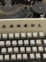 Consul 221 Manual Portable Metal Vintage Typewriter w/ Carry Case READ