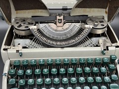 Vintage 1957 Remington Quiet-Riter Miracle Tab Typewriter w/ Case – Works!