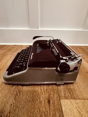 1950s Olympia SM3 De Luxe Burgundy Typewriter • w/Case