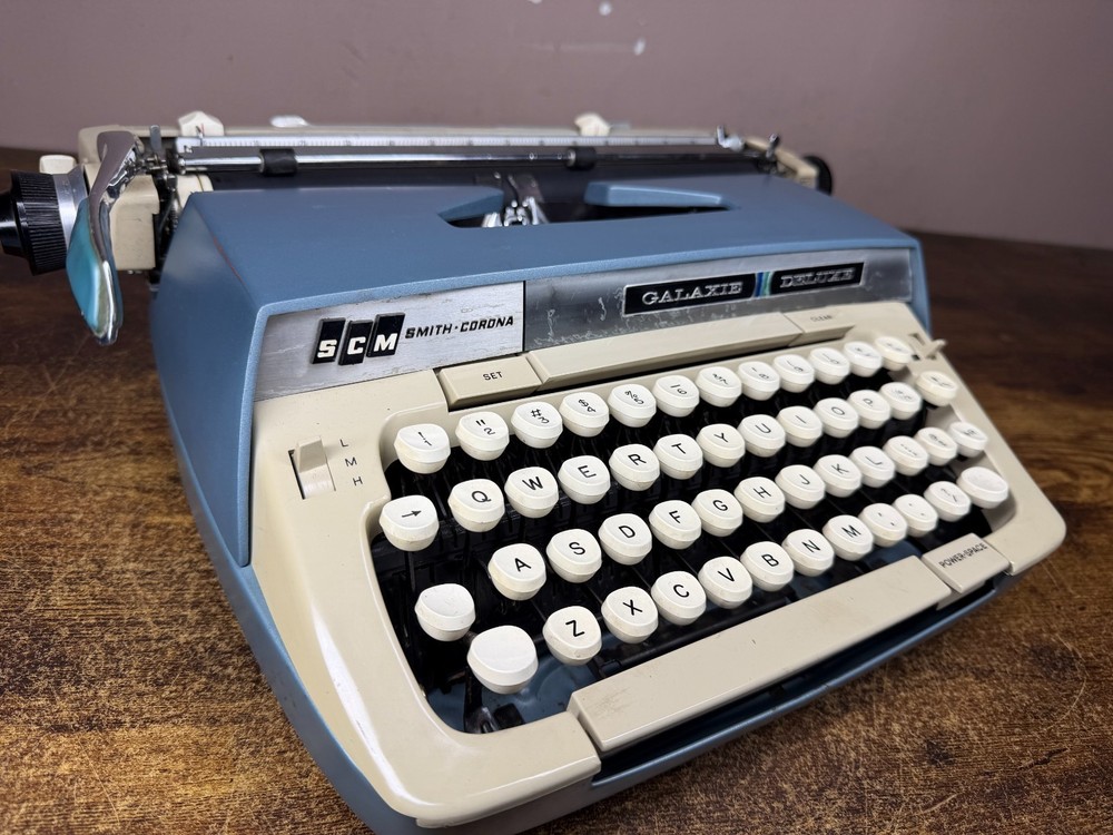 Serviced Cursive/Script 1969-72 Smith-Corona Galaxie Deluxe Vintage Typewriter