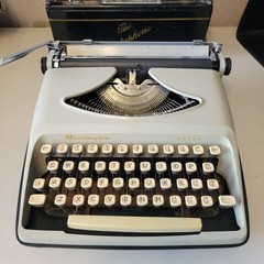 Rover 5000 Super Deluxe Typewriter With Case – with Japan YEN key! Vintage MCM