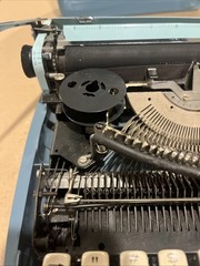 c1970s Blue Teal Remington Streamliner Portable Typewriter / Untested / Damaged