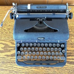 Vtg 1940’s-50’s ROYAL Quiet De Luxe Portable Manual Typewriter & Case EXCELLENT!